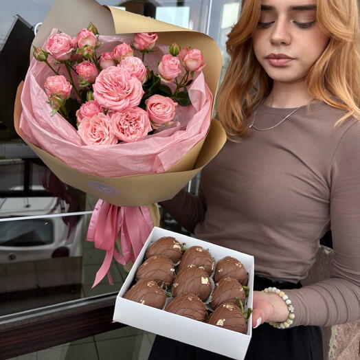 Комбо из цветов и клубники в шоколаде + подарок от Vivienne Sabo - румяна MACARON