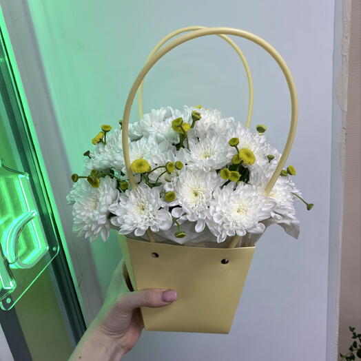 Сумка из хризантемы и желтого танацетума