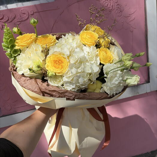 Авторский букет с гортензией,эустомой, кустовой пионовидной розой и хлопком