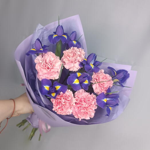 Букет из ирисов и гвоздик (диантусов)