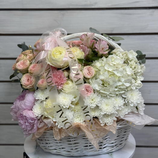 Корзина с кустовой розой,гортензией,хризантемой,альстромерией