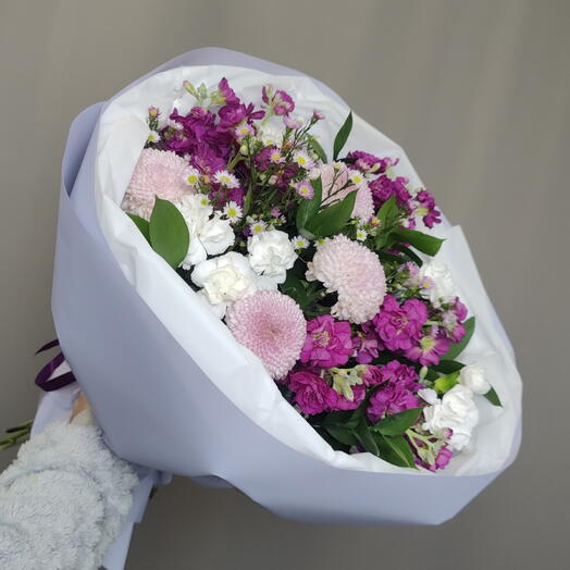 Букет из маттиолы, хризантемы, гвоздики кустовой и астера