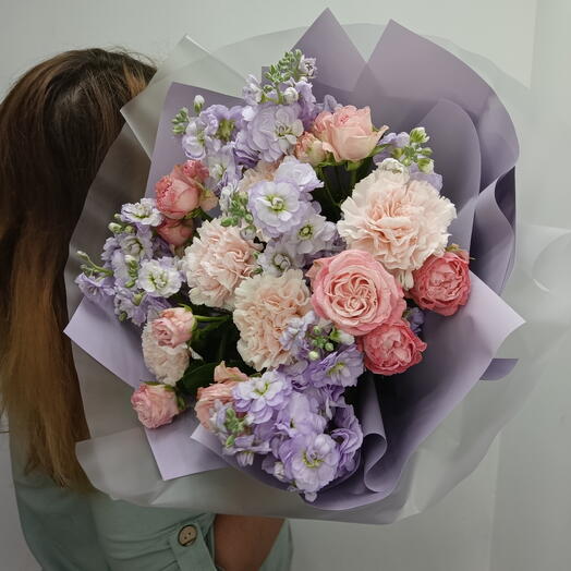 Букет ароматная маттиола, роза пионовидная кустовая, диантус