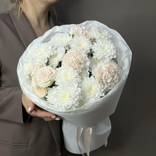 Round bouquet with mattiola