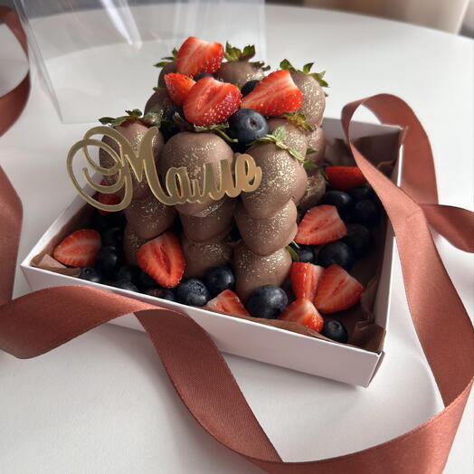 Бенто торт из клубники в шоколаде с ягодами на день рождение 🍓