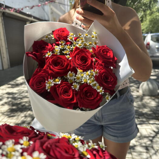 Красная роза и ромашка