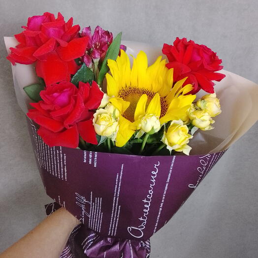 Подсолнух с розами ️💛