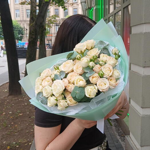 Букет из кустовой розы и эвкалипта