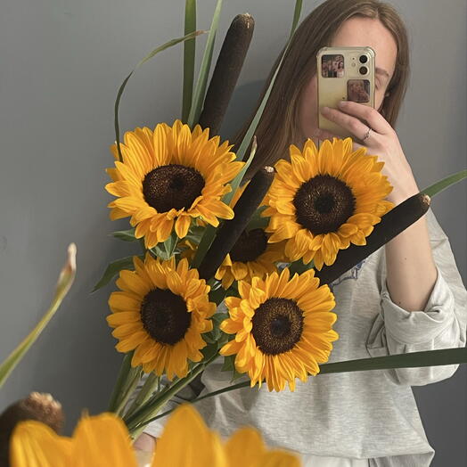 Букет из ярких подсолнухов и камыша🌻