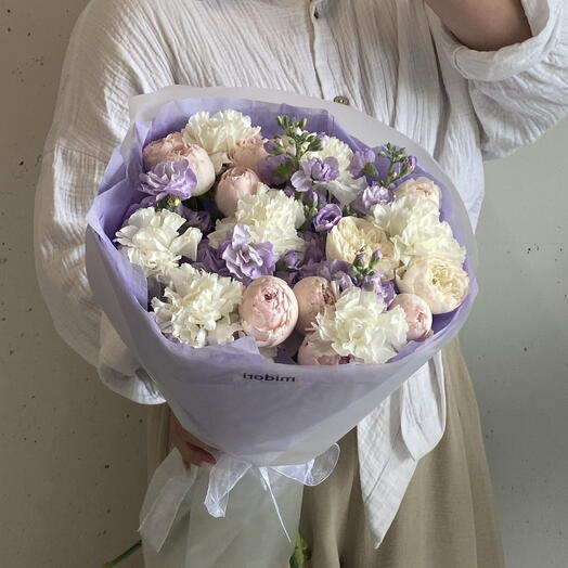 Букет нежный с пионовидными кустовыми розами, диантусами и маттиолой 💜🤍🩷