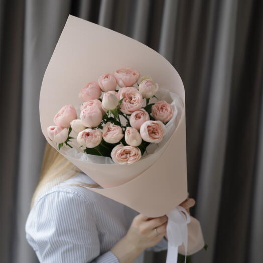 Букет из пионовидных кустовых роз