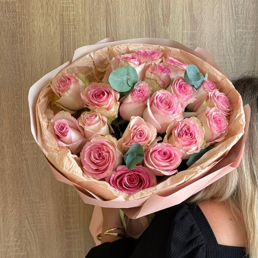 Букет из 19 розовых роз