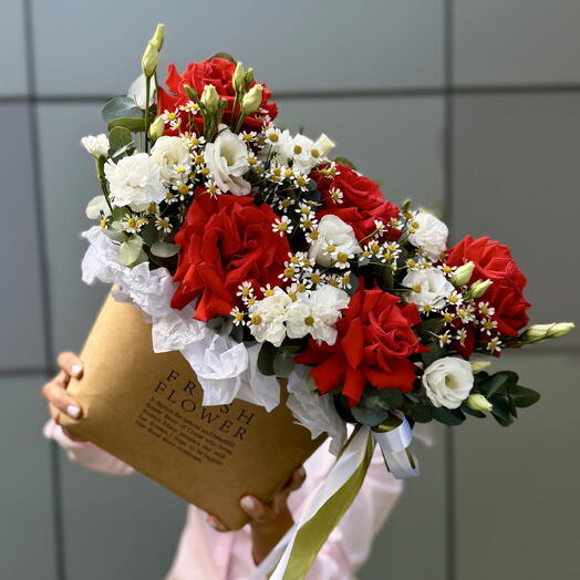 Стильная композиция «Французское очарование🌹розы Нина, эустома и матрикария»