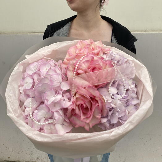 Воздушный букет из гортензий и французских роз 🌸