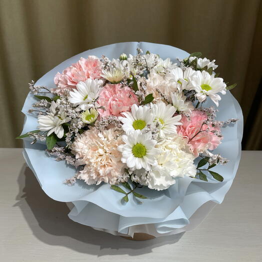Композиция в шляпной коробке с ромашками и диантусами