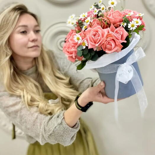 Композиция из 5 шт. Кустовых роз кораллового цвета с матрикарией 3 шт