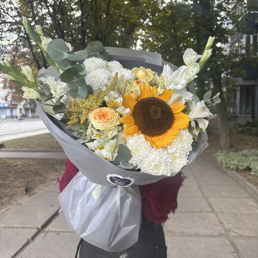 Букет с подсолнухом и гладиолусами