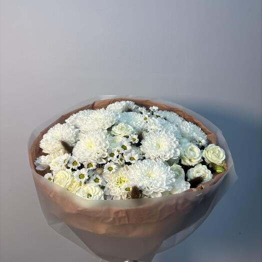 Букет из хризантем и кустовой розой