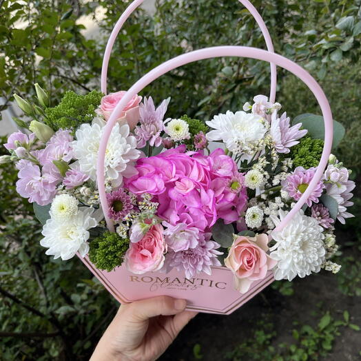 Яркий композиция из Маттиола, хризантема,  Роза  кустовая,  трахелиум, лимонниум, Сантини