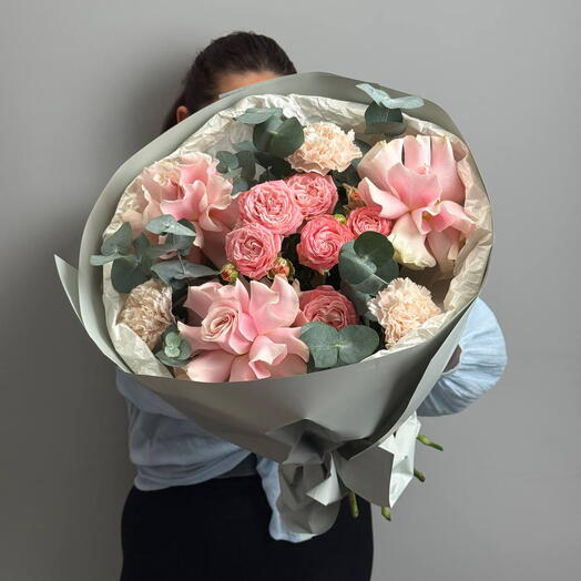 Французские розы, кустовые, гвоздики и эвкалипт