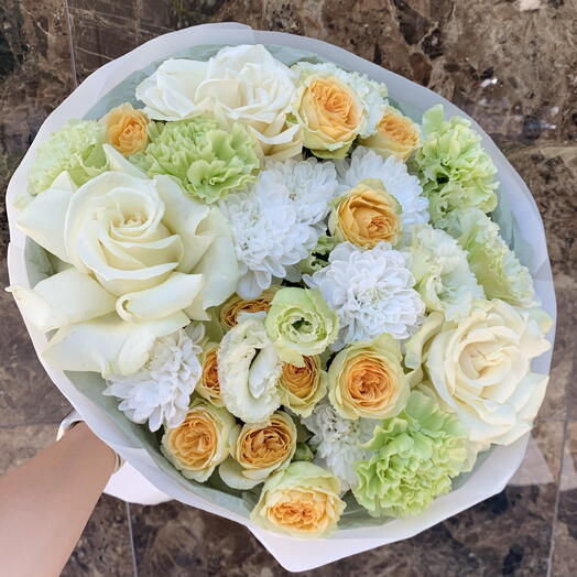Воздушный букет ,из французских роз,эустомы,кустовой розы,диантусов