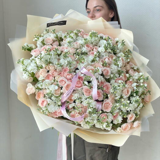 Дуобукет маттиола и кустовые розы