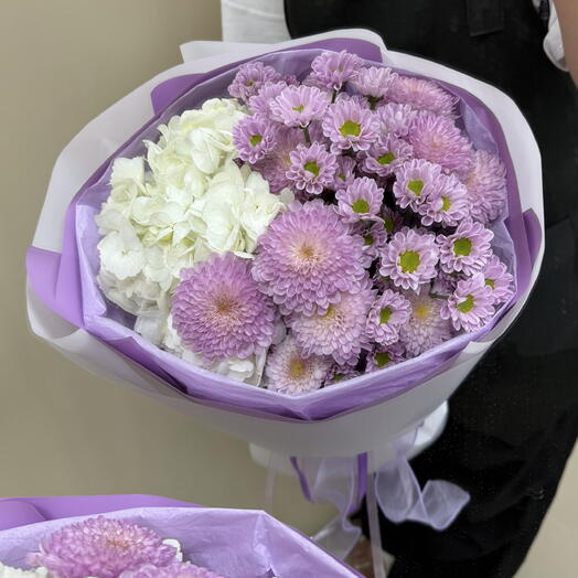 Букет: белая гортензия и сиреневые хризантемы 💜
