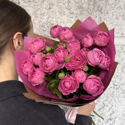 Букет из 5 веточек пионовидной розы в крафте 💕
