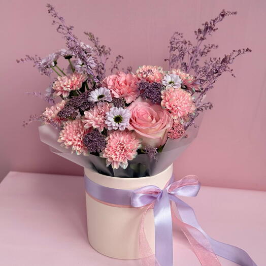 Нежная сборная композиция из хризантем, роз и диантусов в коробке💜🩷