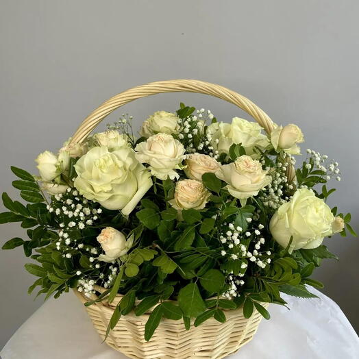 Корзина с розами, гипсофилой и фисташкой