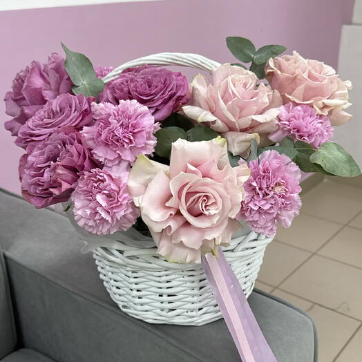 Корзина с ажурными розами и эвкалиптом