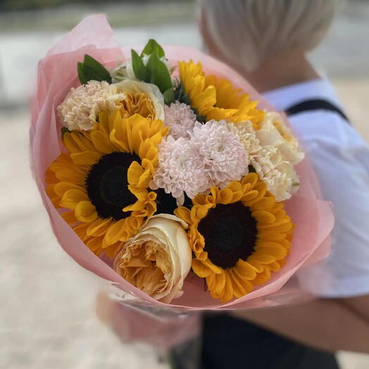 Букет с гелиантусами и розами "Подарок который греет"