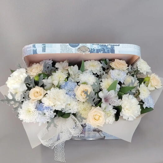 Хризантема, роза и альстромерия в декоративном чемоданчике