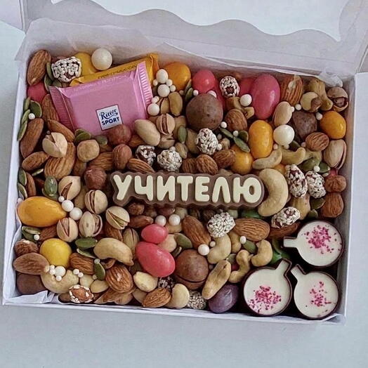 Набор из орехов и сладостей Учителю