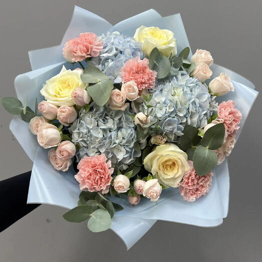 Пышный букет с гортензиями и  пионовидными розами 💝