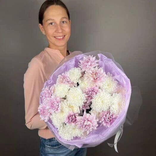 Букет из сиреневых и белых кустовых хризантем