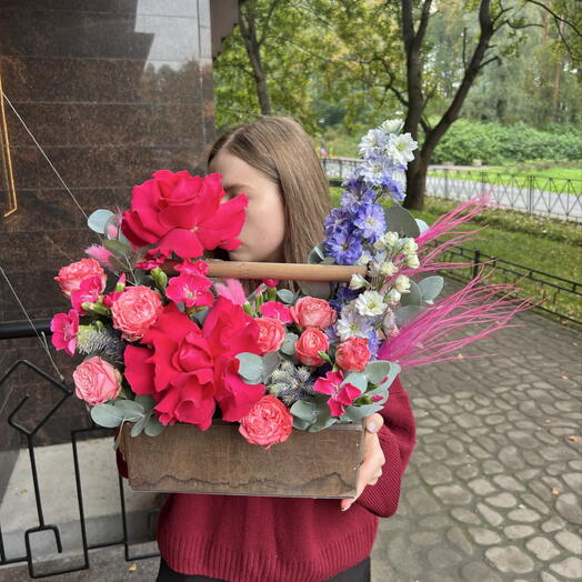Композиция в деревянном ящике с розой «Яркая осень»