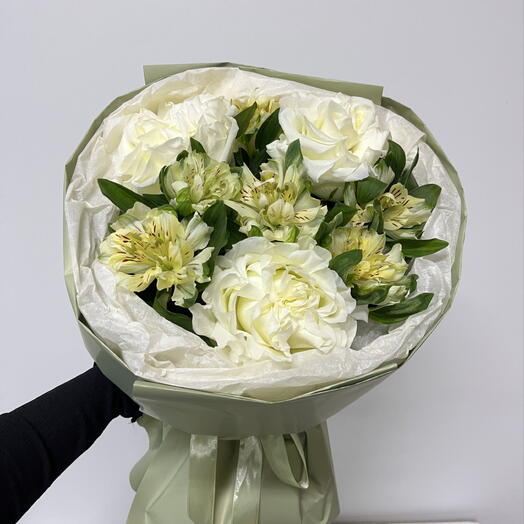 Букет с пионовидной розой и альстромерией  🌸