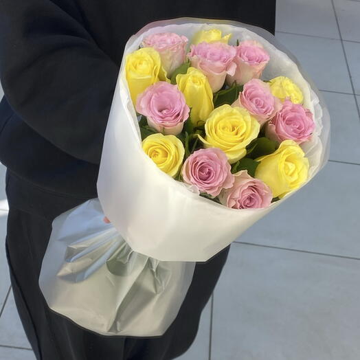 Монобукет из желтых и розовых роз