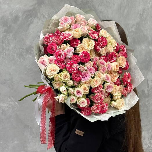 Нежный микс из 19 кустовых роз