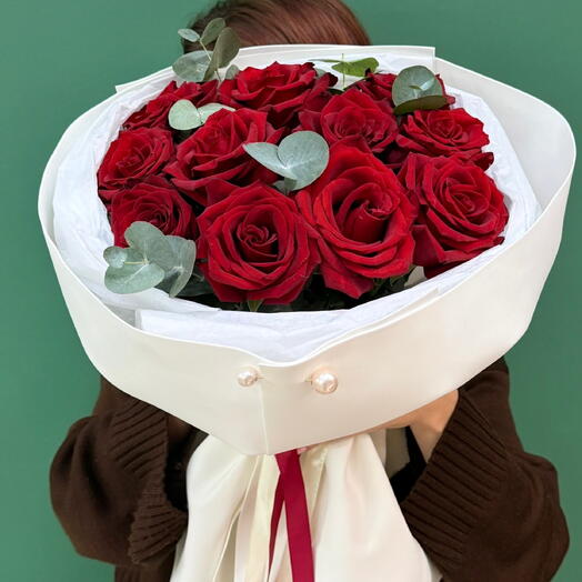 букет из 11 бордовых роз с эвкалиптом🌹