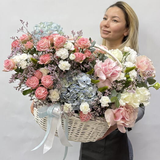 Большая корзина с розами и голубой гортензией