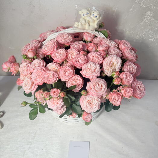 Корзина кустовые розы и шоколадные фигурки
