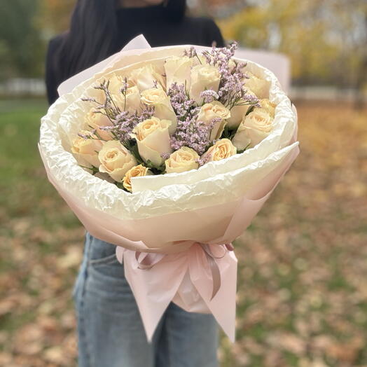 Букет из роз с лимониумом