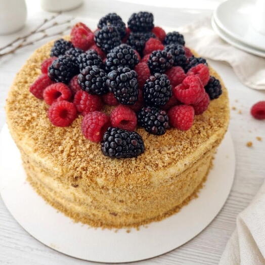 Торт «Сметанник» с горным мёдом, малиной и ежевикой, 1.85 кг