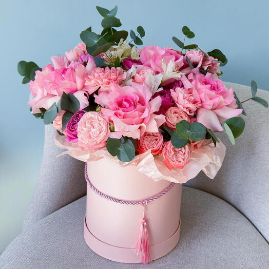 Букет в коробке из розовых роз и гвоздик «Розовая нежность» 🌹 42322