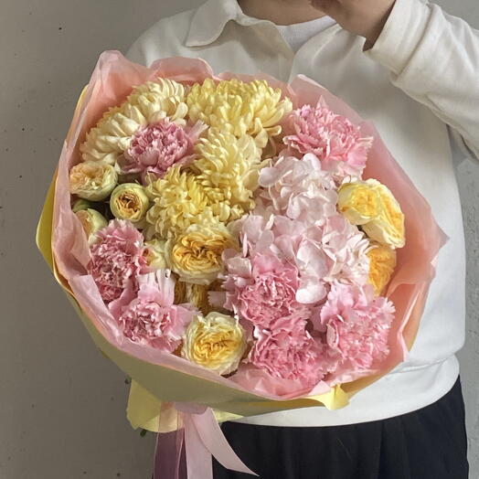 Букет розовый, желтый 💛🩷 с кустовой желтой розой, гортензией, хризантемами, диантусами🎀