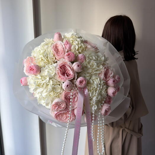Нежный букет с японскими Розами и бусами