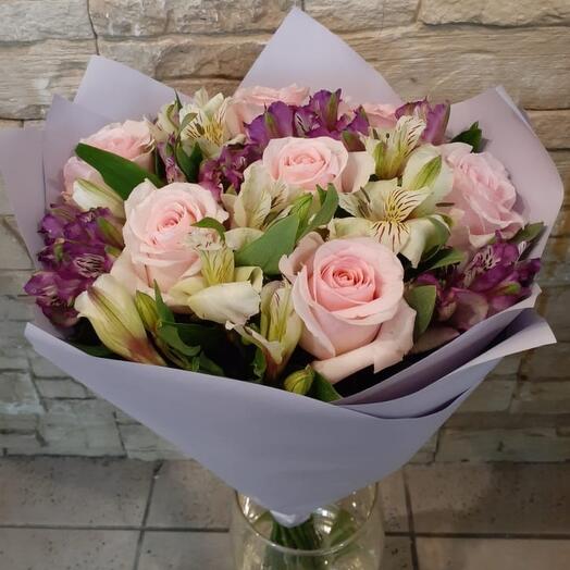 Rosas y alstroemeria