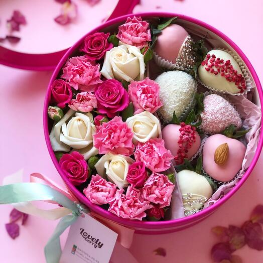 Цветы с клубникой в шоколаде в коробке